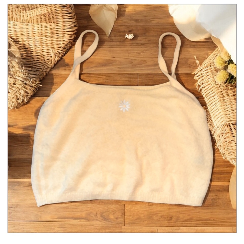 Boutique Soft Sweater Knit Fuzzy Yellow Daisy 🌼 Tank Top- Slight Crop-SXL NWOT
